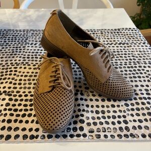 Anne Klein | Laden I Flex perforated textile lace-up oxfords in tan